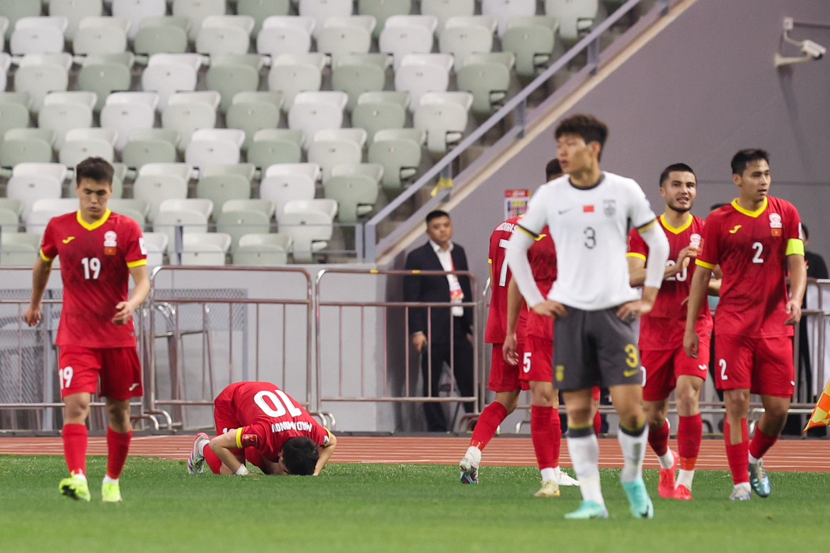 德州扑克规则-包含亚洲足球比赛旷日持久，球员们不畏强手的词条