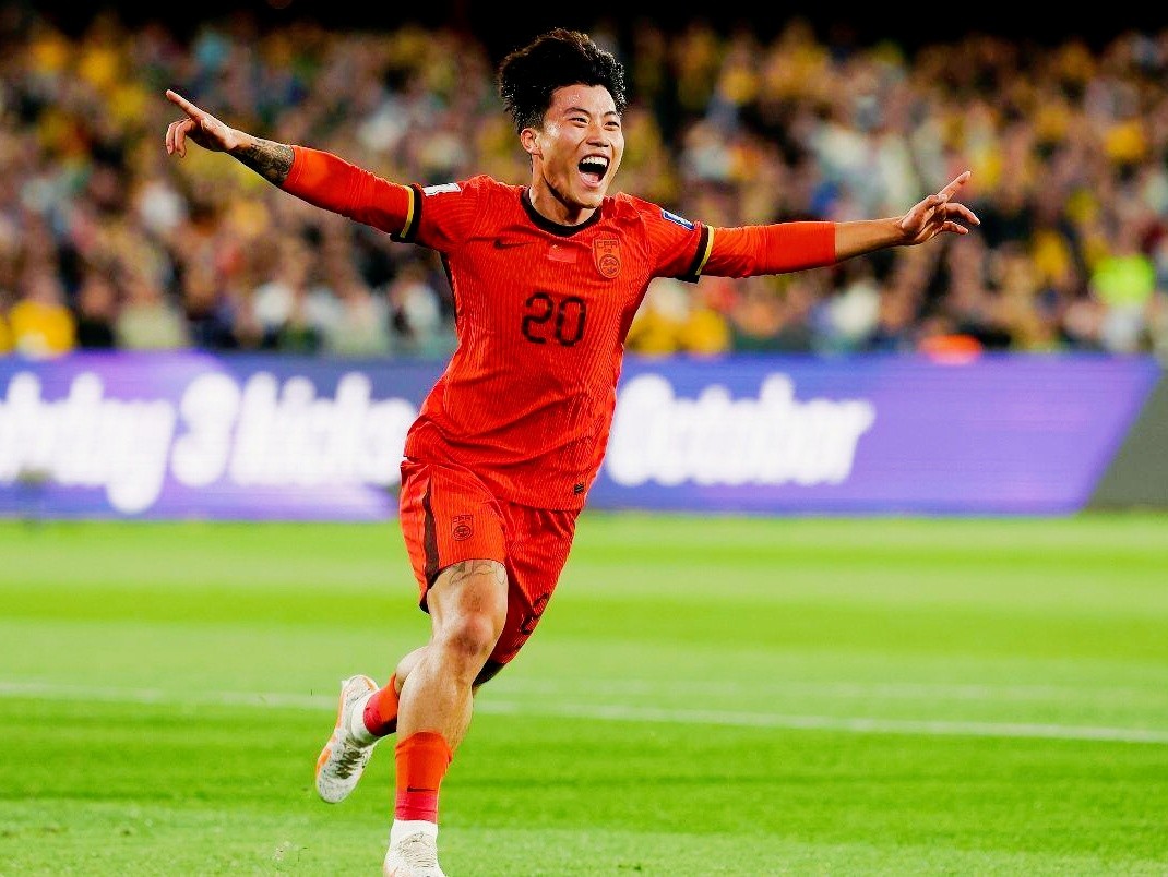 包含亚洲足球比赛旷日持久，球员们不畏强手的词条